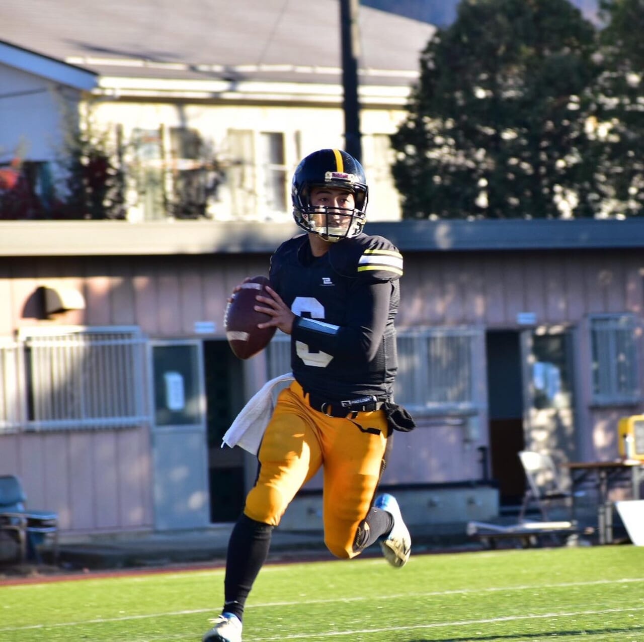 【2021年度幹部紹介】

今年度のタイガース幹部を紹介します！

主将 QB 熊谷瑞稀(1,2枚目)
今年度主将を務めます熊谷瑞稀です。
プレーだけでなく日々の姿勢でもチームを牽引し、勝利に向かって邁進していきます。
ご支援ご声援のほどよろしくお願いいたします。
~~~~~

副将 RB/DB 秋田大輝(3,4枚目)
副主将になった秋田大輝です。
肩書きと関係なくこれまで同様、試合で活躍する努力、練習から声を出してチームを盛り上げる等の当たり前の事をやります。その上でチーム全体を見る視点を持ち、プレーや選手、マネージャーなどについて気づき、すぐ行動出来るよう頑張るので応援よろしくお願いします。
~~~~~

副将 WR 青柳皓也(5,6枚目)
今年副将になった青柳皓也です。
今年1年副将として主将を支え、また先頭に立ってチームを鼓舞していきます。広い目でチームを見ながら冷静に、時には熱くもなりながら勝利を目指します。
これから1年間御支援・御声援の程宜しくお願い致します。
~~~~~

主務 MG 佐々木萌(7,8枚目)
今年主務になった佐々木萌です。
主務として今年1年間、スタッフの先頭に立ち言葉だけでなく見本となれるような行動でチームを引っ張っていきます。自分に厳しく甘さに打ち勝ち、チームを勝利へと導けるよう尽力します。
ご支援・ご声援のほど、よろしくお願い致します。
________________

今年度はこのメンバーがタイガースの幹部となりましたが、幹部だけでなくチーム全員で協力、団結し、勝利を掴む1年にしていきます。
引き続き新潟大学アメフト部タイガースをよろしくお願い致します。