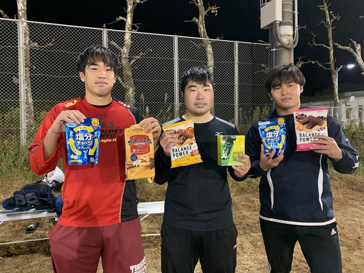 OBの廣川様よりスポーツドリンクの粉と栄養機能食品のクッキーを、OGの笠原様よりお菓子と塩分タブレットを頂きました！
いつもありがとうございます‍♀️‍♀️

OBOGの皆様を含め、沢山の方々のサポートのおかげでアメフトをできていることに感謝し、次週の試合に向けてチーム一丸となって頑張っていきます！

#新潟大学　 #アメフト　