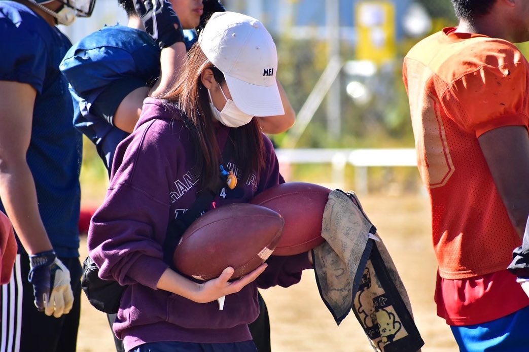 【部員紹介⑰】
工学部工学科 2年
MG 井手玲花 神奈川県出身
アメフト部が誇るトーク番長
部活への情熱だけでなく、お笑いへの向上心もピカイチ…!?そんなお茶目な面も兼ね備えた、アクティブガールです
「一人一人の個性を活かせるのがアメフトなんです♪」