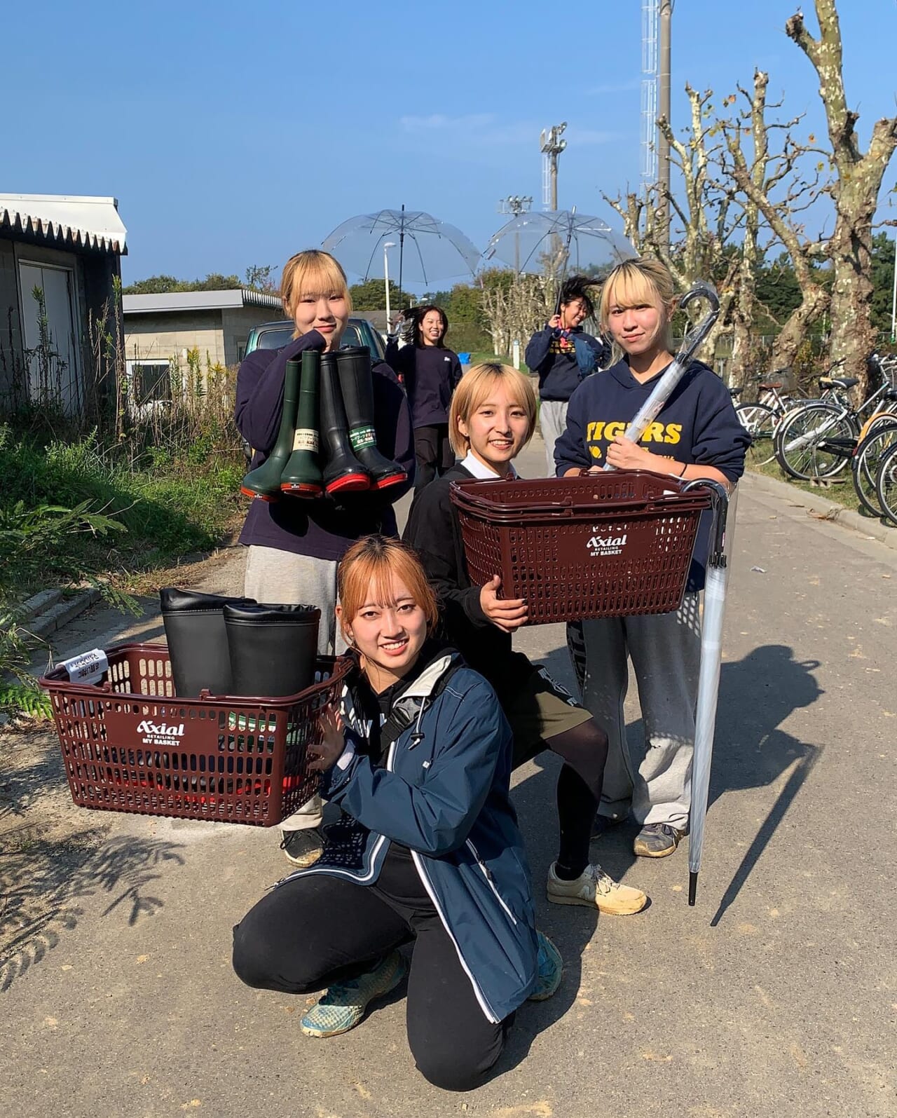 差し入れとして、2019年度卒業のOB中川様よりボトル用のカゴ、長靴、傘を、市川様より栄養ドリンクとお菓子を戴きました！
温かいお心遣い、誠にありがとうございます

中川様と市川様にはこの三連休の練習に参加して頂き、一人一人に丁寧にご指導して頂きました。技術面のみならず、練習への姿勢や取り組み方などを学び、改めて考え直すことができました。

遥々遠くから貴重なお時間をどうもありがとうございました‍♀️‍♂️

引き続き今後ともご指導の程、宜しくお願い致します。

#