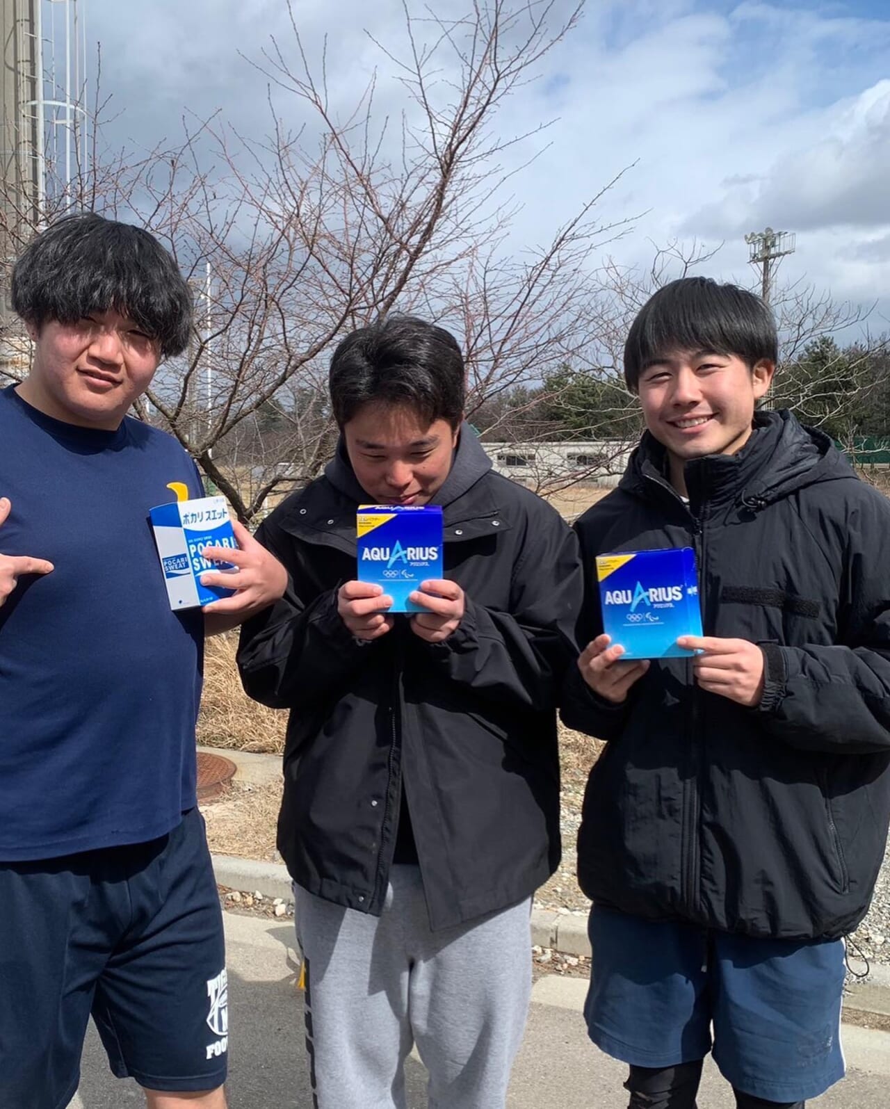 【外練スタート🔆】

本日より外練が始まりました！
昨日は雪️のため、急遽体育館での練習となりましたが、本日は途中で雪が降ったものの、何とか外でやり遂げることができました！

体育館では主に基礎的な練習を行いましたが、グラウンドでは防具を着用したヒット練や実践的な練習が加わります

意味のあるコミュニケーションと声がけを意識し、シーズンに向けて全員でALL SETに努めます

またOB阿部様とOB樋口様よりスポーツドリンクの粉をいただきました🥤
いつも温かいご支援誠にありがとうございます。大切に使わせていただきます

#