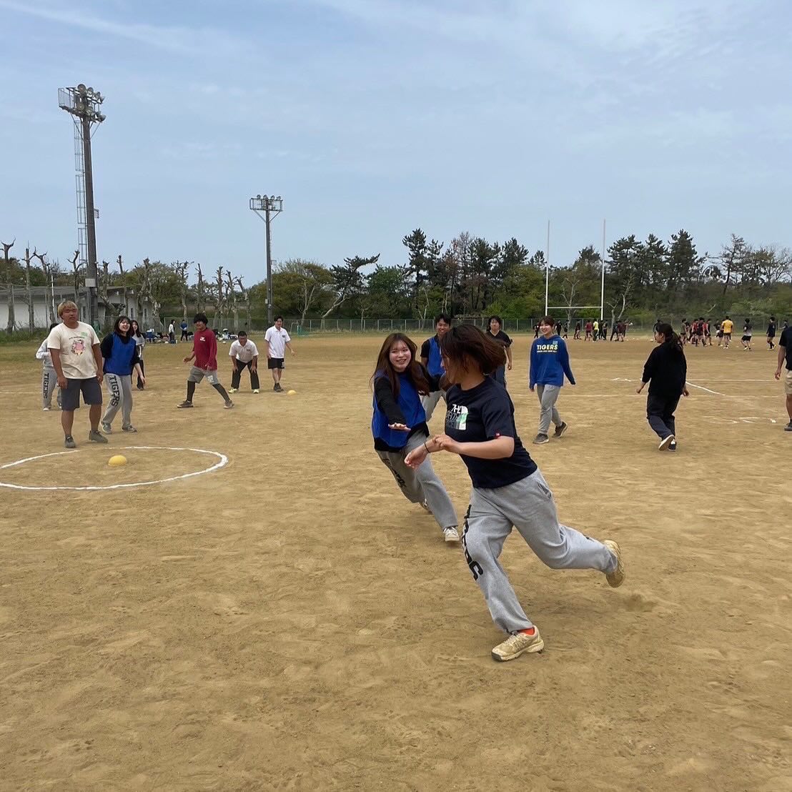 【アメフト体験会】

本日はアメフト体験会を行いました！
男の子🏻にも女の子🏻にも参加していただき、大盛り上がりとなりました！！！
遠投やキックの距離を競ったり、RBと鬼ごっこをしたりなどさまざまな種目を行い、白熱した対決となりました

明日4/28(日)は10時30分から第2体育館にて
アメフト部版 体力測定会を行います🏋🏻‍♂️
男女問わず楽しめる種目ばかり！上位に入ると豪華景品も?!
ぜひ動きやすい格好でお越しください！また体育館シューズをお持ちの方はご持参ください🤲🏻
用意が難しい方は、こちらでお貸ししますので遠慮なくお申し付けください
┈┈┈┈┈┈┈┈┈

アメフト部への見学・体験いつでもお待ちしています🏻
1人でも、お友だちとでも、途中参加・退出ももちろんOKです！見学の場合は私服で、体験の場合はぜひ動きやすい格好でお越しください！
※練習日時は変更する場合があります。見学・体験を希望する方はぜひDMへご連絡ください

新歓期間練習
晴天時：五十嵐キャンパス サッカー・ラグビー場
雨天時：五十嵐キャンパス第2体育館Bフロア
日時：水~金　17:00~
　　　土日　9:00~12:00

質問などもDM・ハイライトの質問箱でいつでも受け付けています！
アメフト部のことだけでなく新生活に関することなど、どんな些細なことでもお気軽にご連絡ください🏻

 #