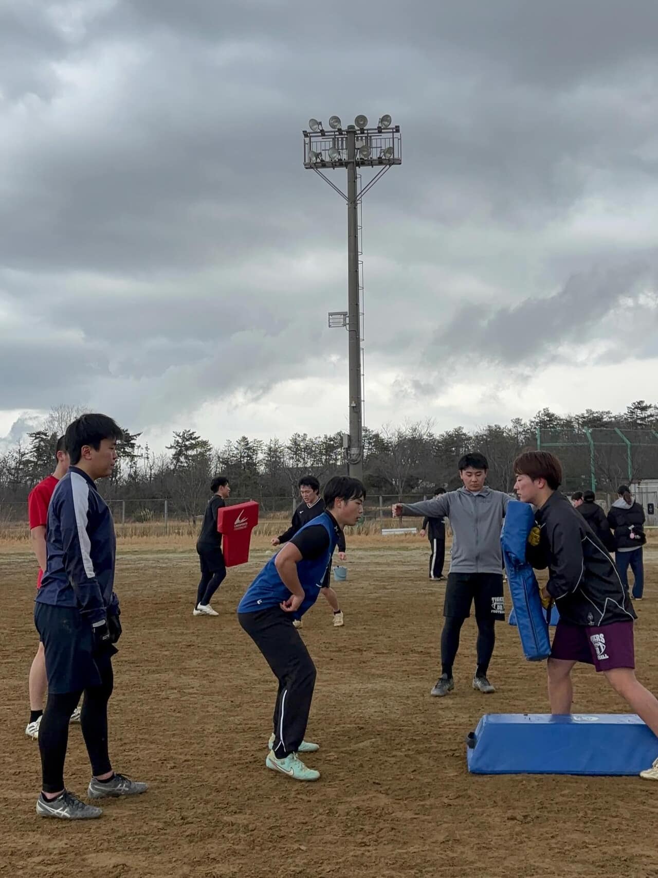 【️外練スタート🏻】

本日より、体育館での練習期間が明け、グラウンドでの外練がスタートしました！気温が低く冷え込む日ではありましたが、互いに声をかけ合うことを意識しながら練習に取り組みました

体育館練で培った基礎的な能力を活かし、グラウンドでは実践的な練習に取り組んでいきます🏻