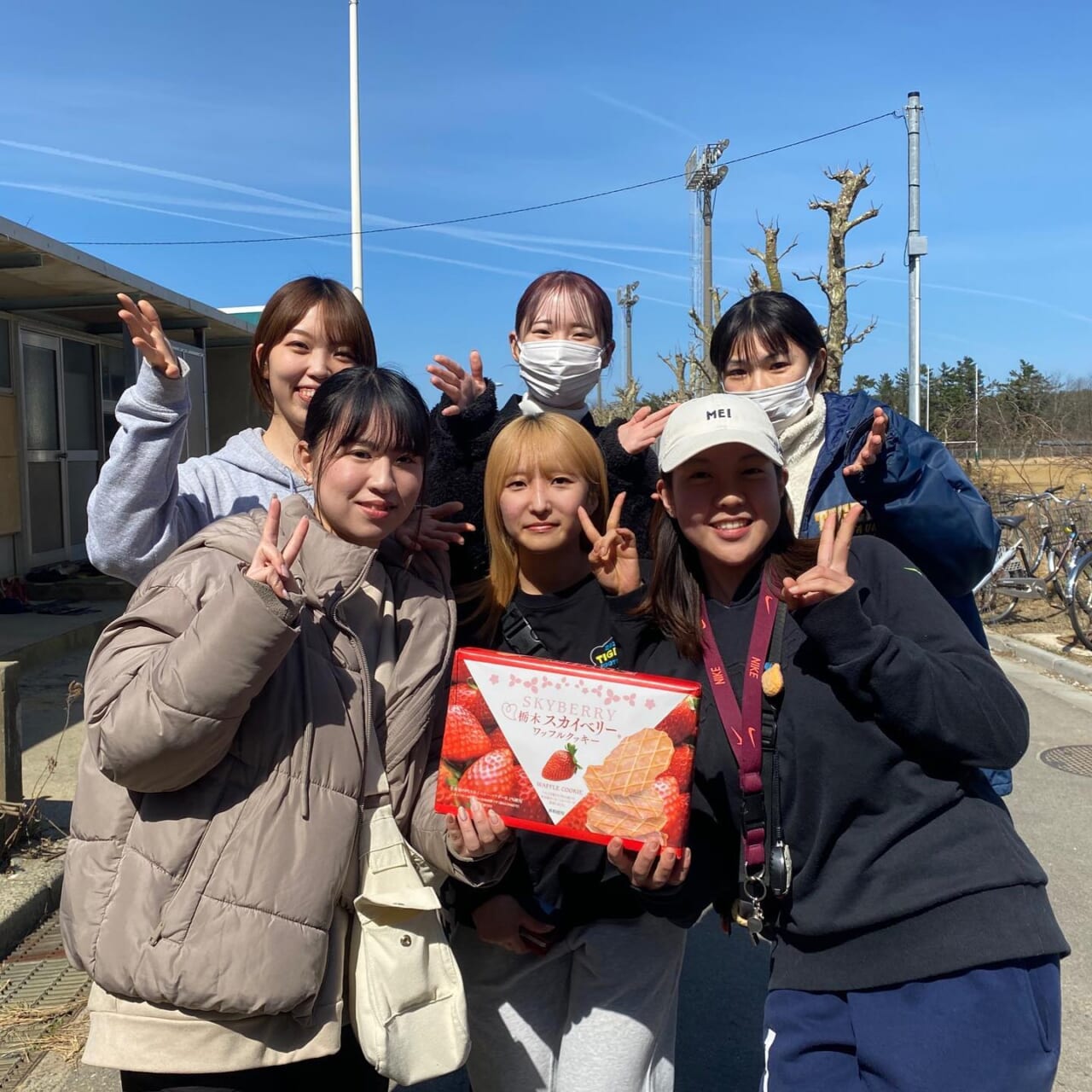 OB山岡様より、お菓子の差し入れを頂きました！
ありがとうございます

外練習が始まって2日目の本日は、
新潟としては珍しく快晴で、気温も18℃と非常に運動がしやすい気候でした️

1週間後には二部練が始まります！
黎明祭の試合に向け、質の高い練習が出来るよう、気持ちを高めていきます?