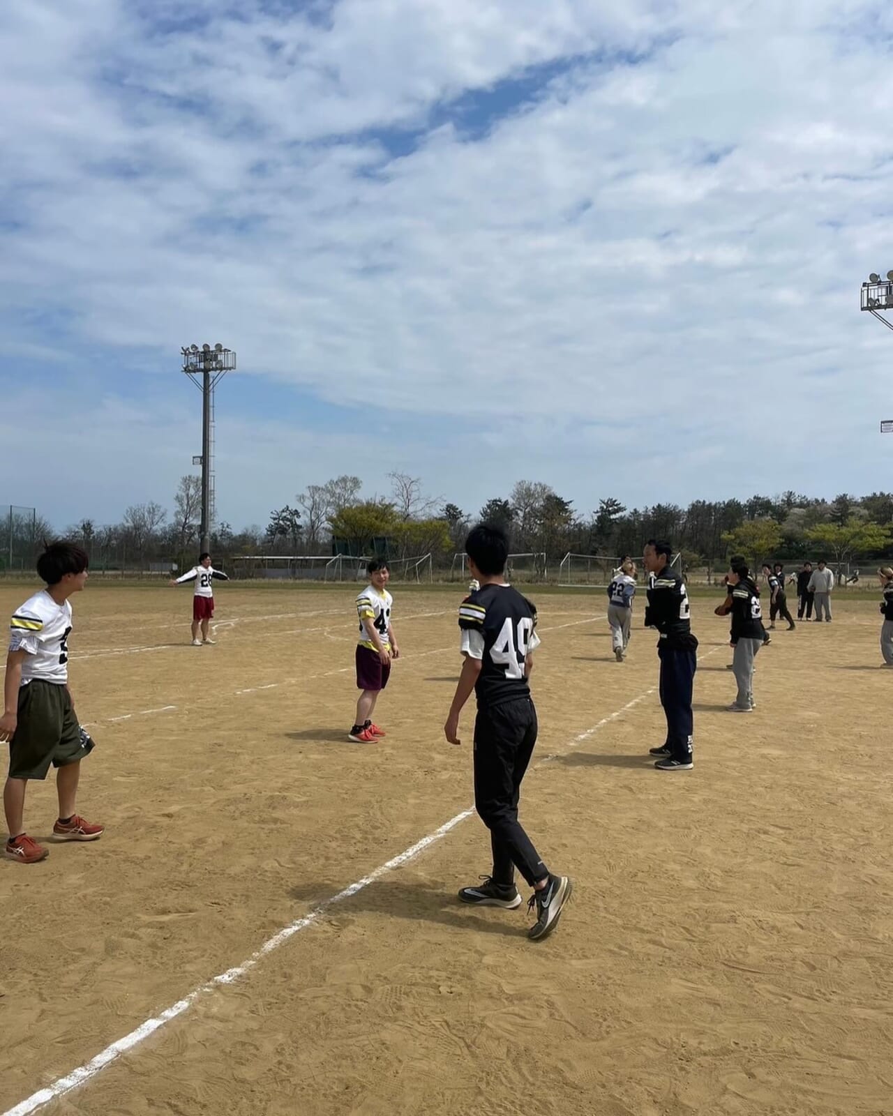 【タッチフット大会】

本日はタッチフット大会を開催しました！
約10人の新入生が参加してくれました！ありがとうございました！
アメフトのユニホームを着て、男の子も女の子も一緒に"ガチ"でタッチフットに臨みました！🏻
新入生みんなが大活躍で、大盛り上がりのタッチフット大会となりました！💭

┈┈┈┈┈┈┈┈┈

アメフト部への見学・体験いつでもお待ちしています🏻
1人でも、お友だちとでも、途中参加・退出ももちろんOKです！見学の場合は私服で、体験の場合はぜひ動きやすい格好でお越しください！
※練習日時は変更する場合があります。見学・体験を希望する方はぜひDMへご連絡ください

新歓期間練習
晴天時：五十嵐キャンパス サッカー・ラグビー場
雨天時：五十嵐キャンパス第2体育館Bフロア
日時：水~金　17:00~
　　　土日　9:00~12:00

質問などもDM・ハイライトの質問箱でいつでも受け付けています！
アメフト部のことだけでなく新生活に関することなど、どんな些細なことでもお気軽にご連絡ください🏻

 #