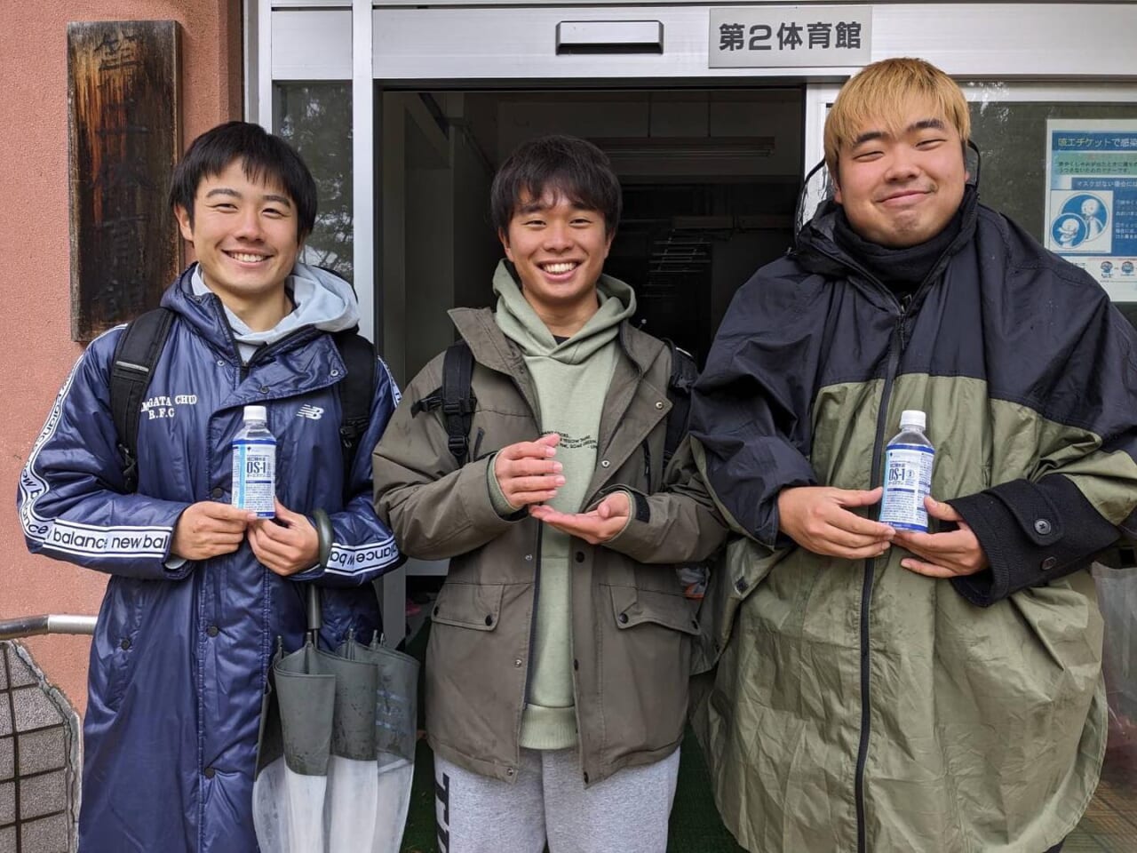 【今年最後の練習】

本日は今年最後の練習を行いました！シーズン終了後の1週間は体育館練習となりましたが、最終戦で出た各々の課題に向けて集中して取り組むことができました

練習後は全体ミーティングとして小グループに別れ、練習の反省や改善点などを学年問わず意見交換することができました。

今日挙がった沢山の意見は年内に幹部でまとめ、来年の方針を固めていきます

また、差し入れとして昨年度卒業のOB守村様よりOS-1を頂きました！ありがとうございます！
夏の熱中症対策や試合の際に使わせていただきます?

#