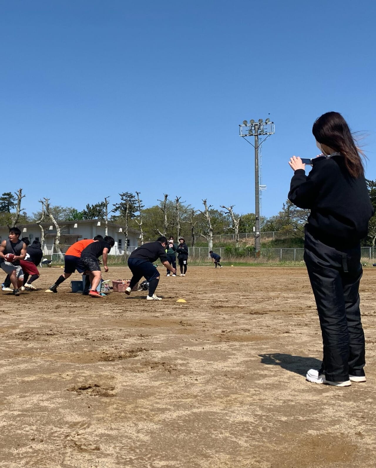 今日もなんと1名の選手が入部してくれました！
現在、15名の一年生が入部・仮入部を決めてくれています

「GW中で新歓に参加できてない」っていう方！、心配入りませんよ！アメフト部は5月でも見学・体験を行なっています！

ぜひ気軽にグラウンドへお越しください！

1枚目は早速働いてくれている1年マネージャー2人(見つけられるかな?)、2枚目以降は新米タイガースの選手達です！